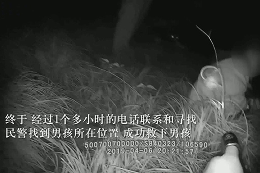 警員在一處草叢中找到了少年。　網上圖片
