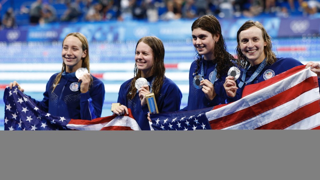 列迪姬（Katie Ledecky，右一）被選為美國游泳隊隊長。 路透社