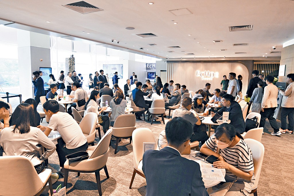 瑜悅昨首日開放示範單位及收票,隨即吸引不少睇樓客前往參觀。