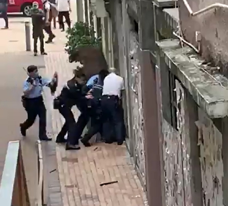 多名警員手持警棍,於跑馬地制服一名男子。片段截圖