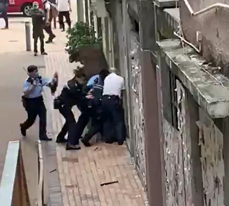 多名警員手持警棍，於跑馬地制服一名男子。片段截圖