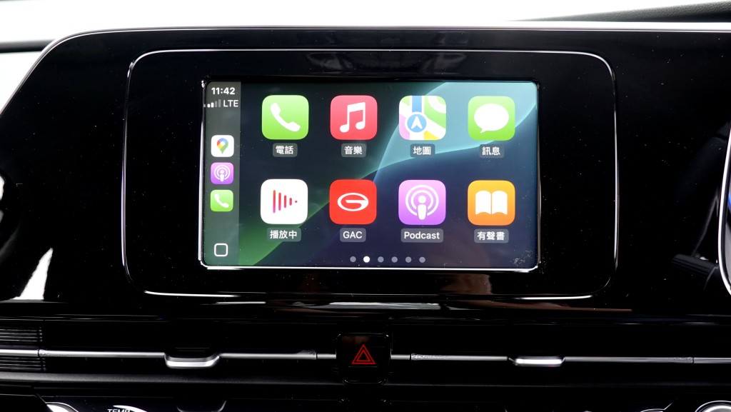 入门纯电动房车AION ES香港试驾：8寸中控触屏可支援Apple CarPlay介面。