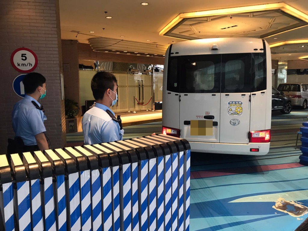 酒店門外有警員駐守。
