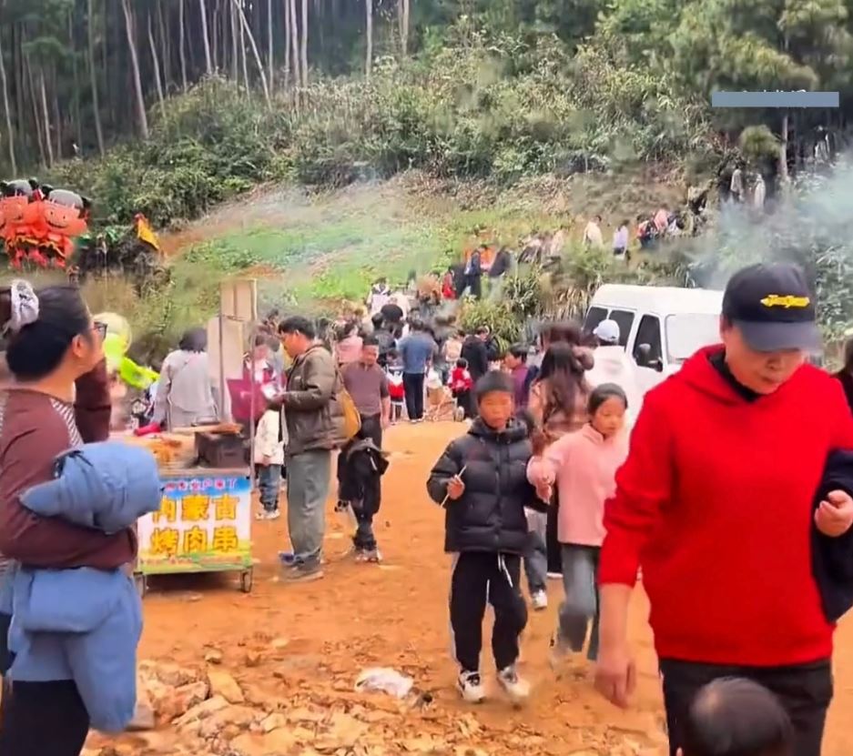 「最寒酸動物園」只有一條泥路通外界，網上爆紅後遊客不絕。抖音@小五動物園