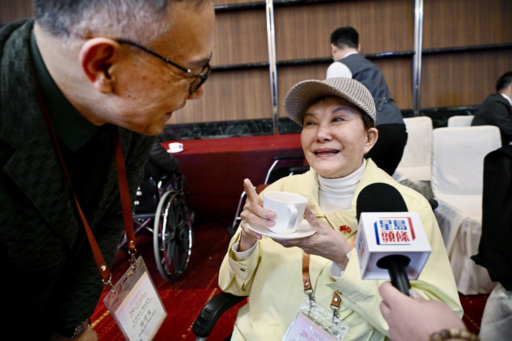 年屆82歲的白姐姐仍然精神奕奕,向大家打招呼。蘇正謙攝 年屆82歲的白姐姐仍然精神奕奕,向大家打招呼。蘇正謙攝