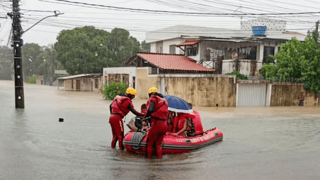 巴西东北部豪雨成灾 至少6人死亡数千人疏散。央视新闻