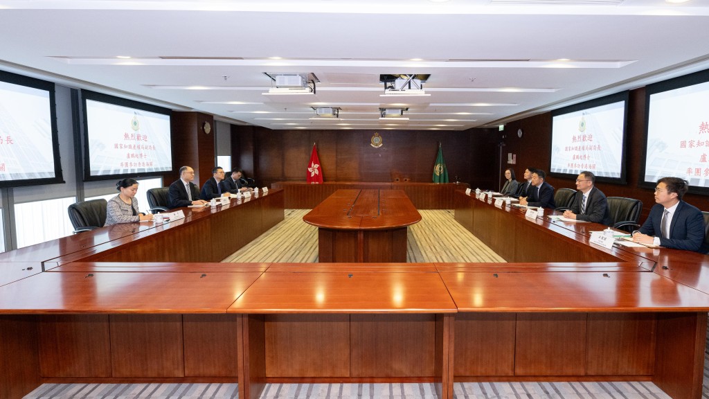 双方进行会议。政府新闻处