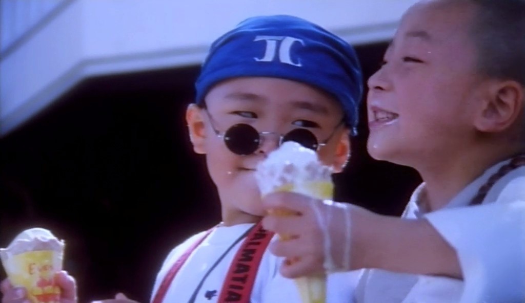 當年只得4歲的郝劭文（左）飾演光頭小和尚，其肥嘟嘟、架上戴墨鏡的造型，一出場以贏得不少觀眾笑聲。
