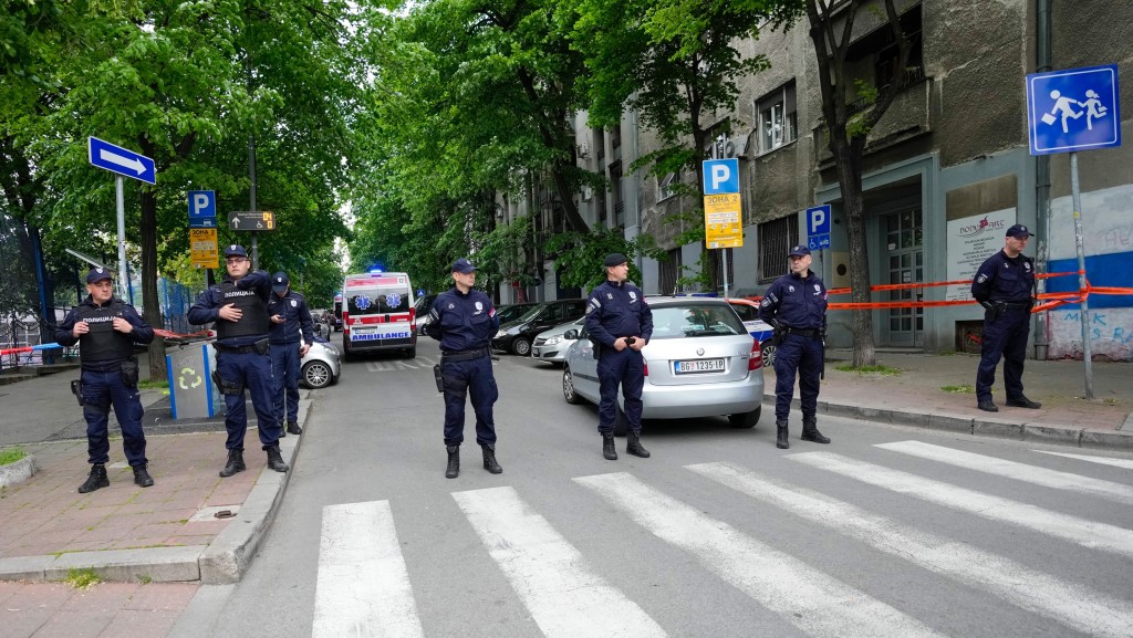 塞尔维亚首都贝尔格莱德一间学校发生枪击案，警方封锁街道调查。 美联社