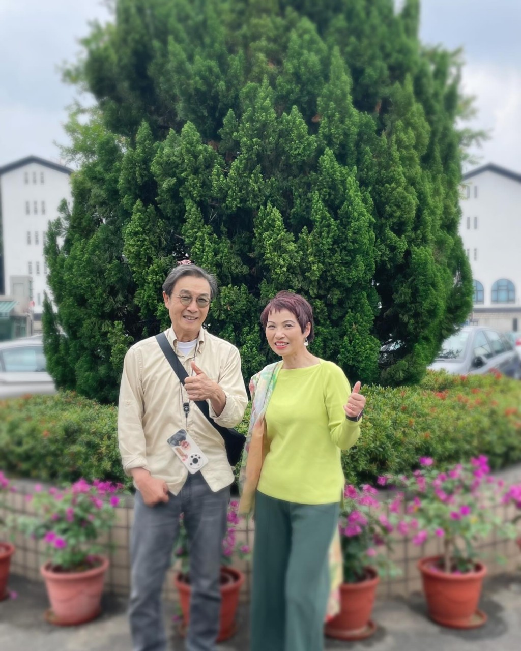 著名DJ夏妙然都有分享訪問劉松仁的照片。