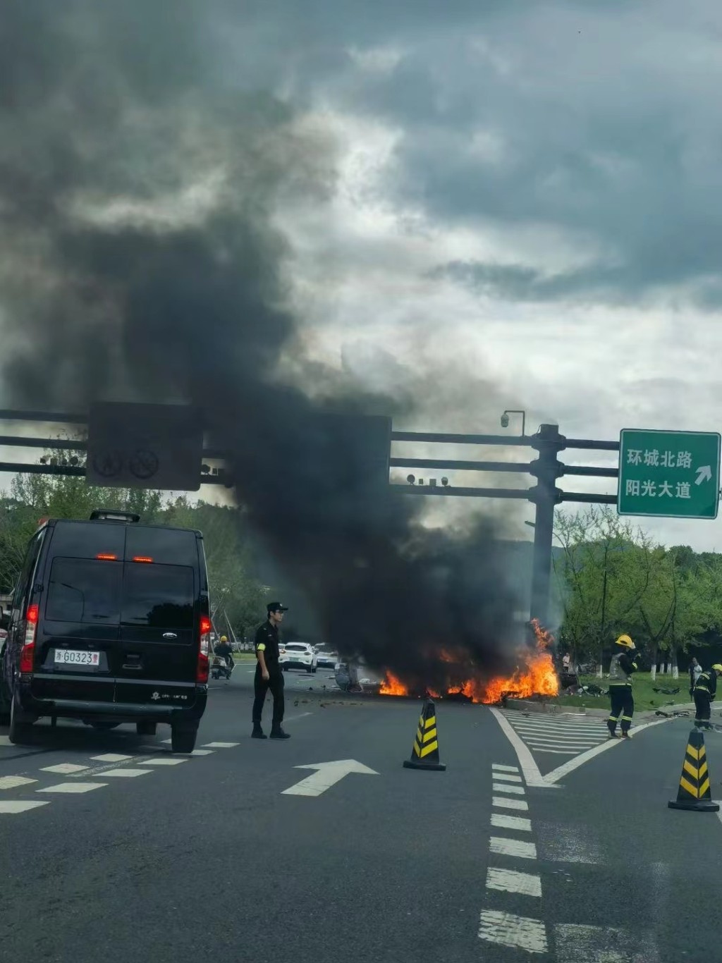 浙江義烏車禍發生後，肇事電動車著火。