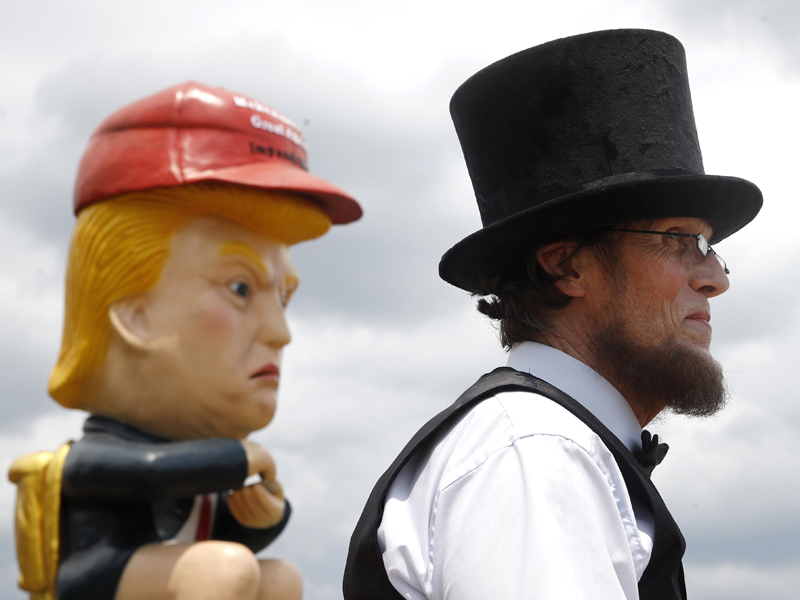 「特朗普坐馬桶」機械人。AP