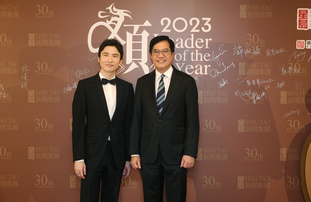 左起：星島新聞集團主席蔡加讚、署理財政司司長黃偉綸。