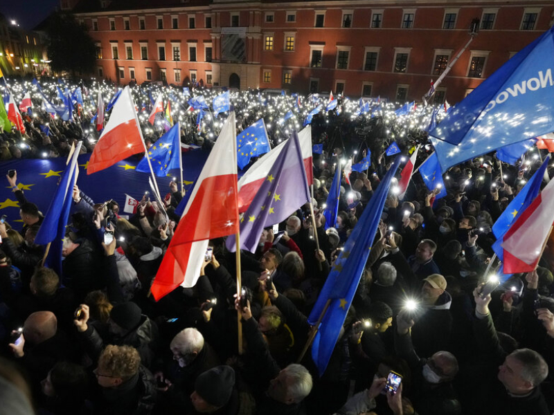 波蘭全國各地超過10萬人示威，要求留在歐盟。AP圖片