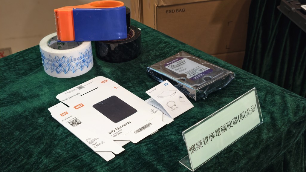 被捕男子會將一批沒有任何商標的電腦硬碟,再將知名電腦硬碟製造商商標的貼紙,貼上硬碟,再組合說明書及紙盒,扮成正貨。 被捕男子會將一批沒有任何商標的電腦硬碟,再將知名電腦硬碟製造商商標的貼紙,貼上硬碟,再組合說明書及紙盒,扮成正貨。