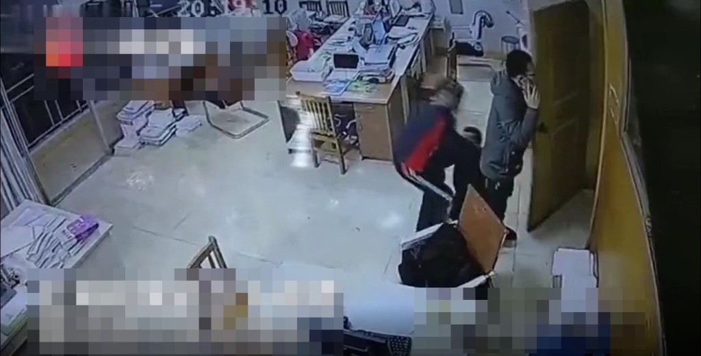 该名中学教师与学生爆发冲突。影片截图