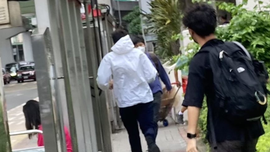 被告楊卓麟(白衣)較早前到法庭應訊。 資料圖