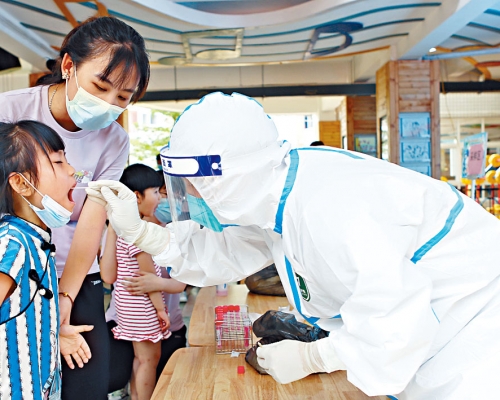 福建泉州醫護人員為幼兒檢測。