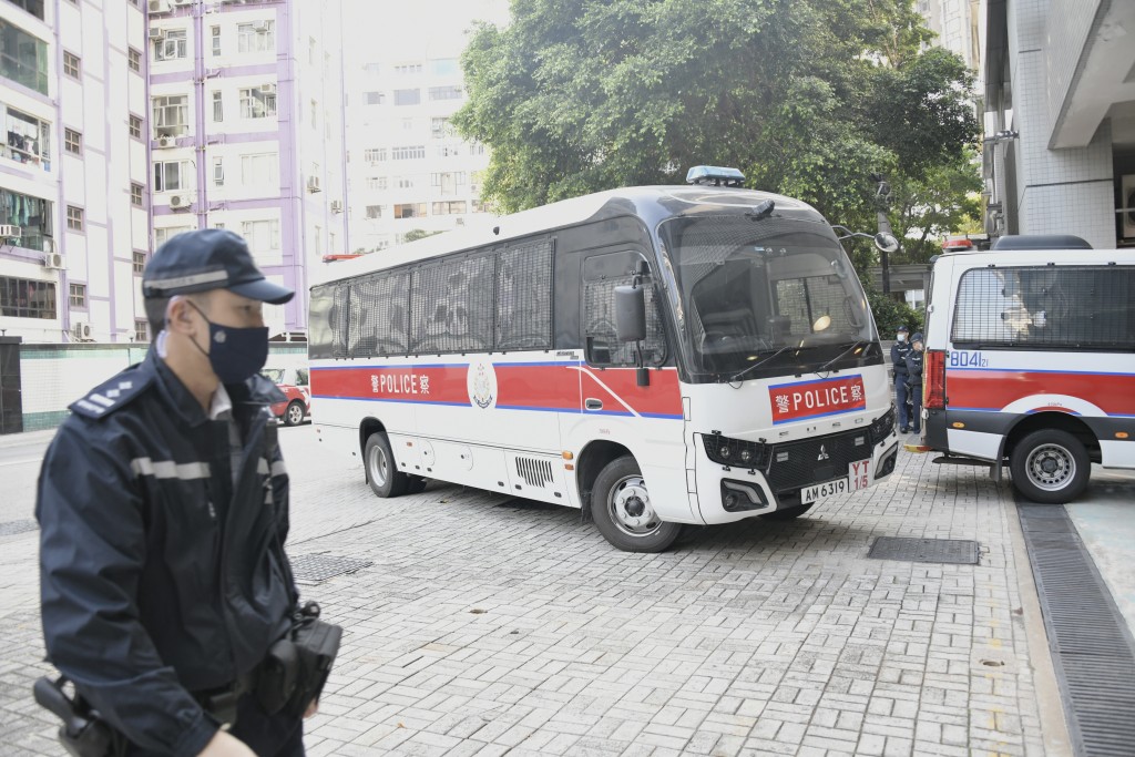 被告今早由警車解送到法院提堂。黃偉強攝