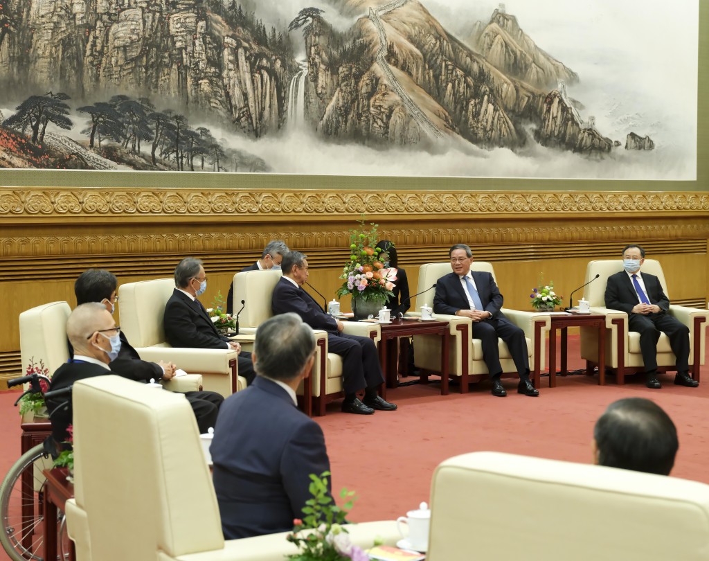7月5日下午，國務院總理李強在北京人民大會堂會見日本國際貿易促進協會會長河野洋平率領的訪華團。（新華社）