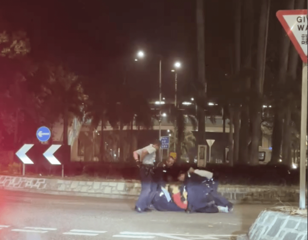 多名警員合力將男子制服。網上片段截圖