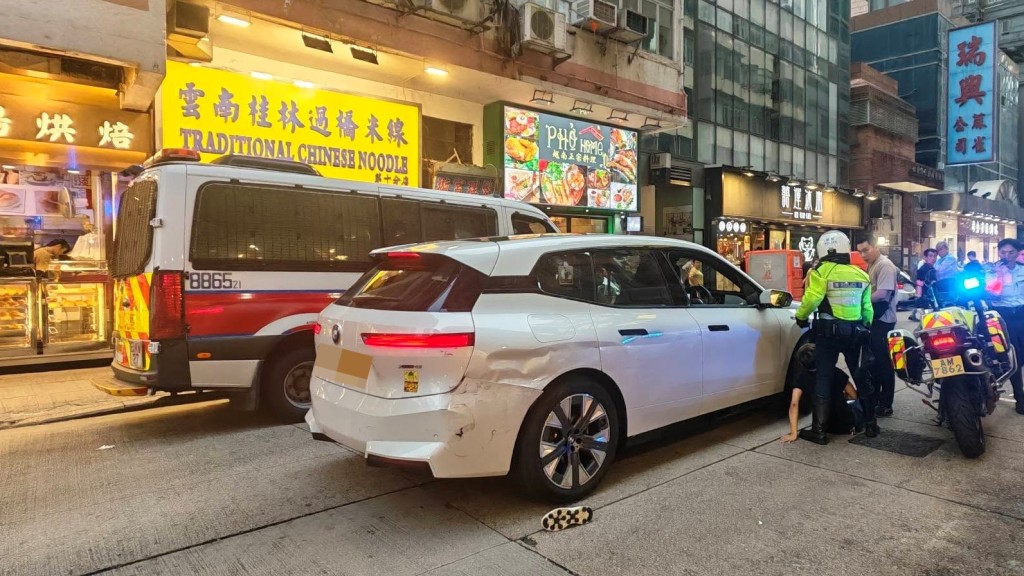 一名男子受傷倒地,警員上前協助救援。Threads:freeman_kevin_lok 一名男子受傷倒地,警員上前協助救援。Threads:freeman_kevin_lok