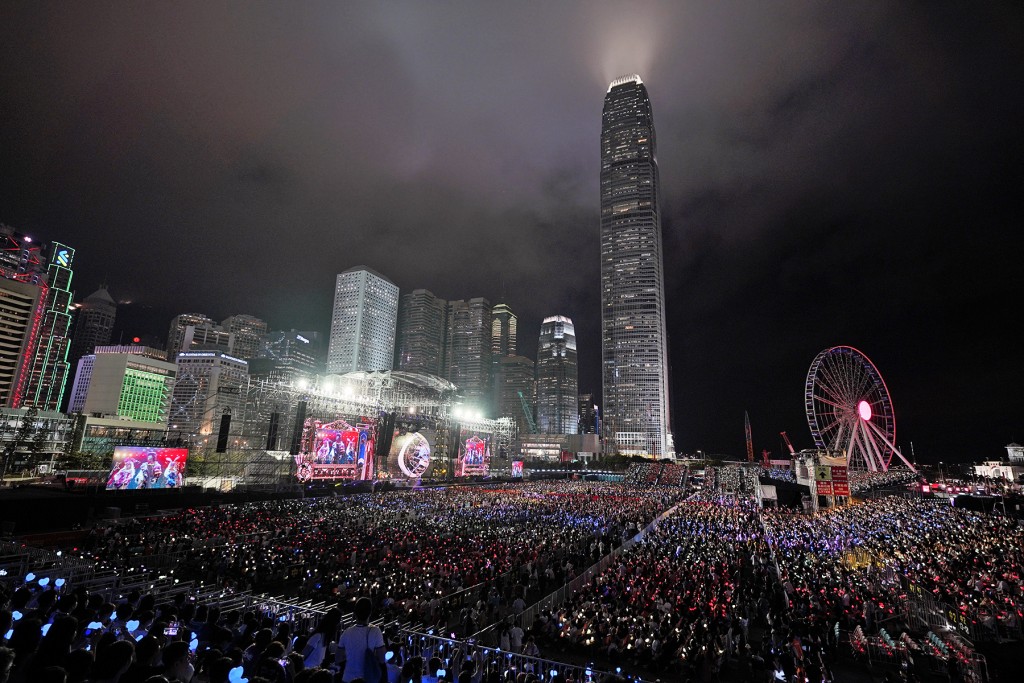 周杰倫在中環海濱舉行的7場《嘉年華世界巡迴演唱會2023香港站》開鑼，全場2萬名粉絲晚晚座無虛席。  ​