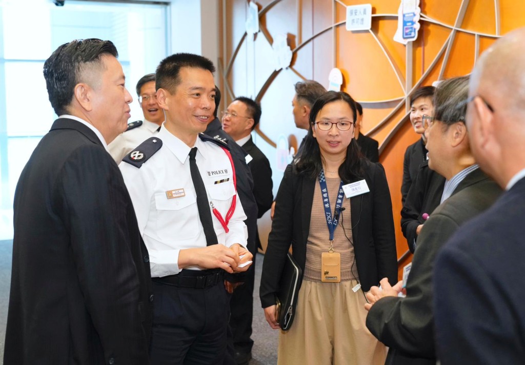 港島指揮官區永樑助理警務處處長與其他主禮嘉賓交流。