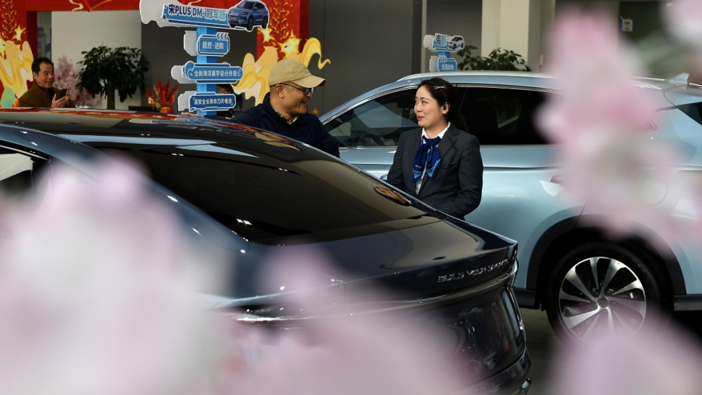4月3日,中國官方公佈汽車貸款新政,將自用汽車貸款最高發放比例上調至100%。中新社