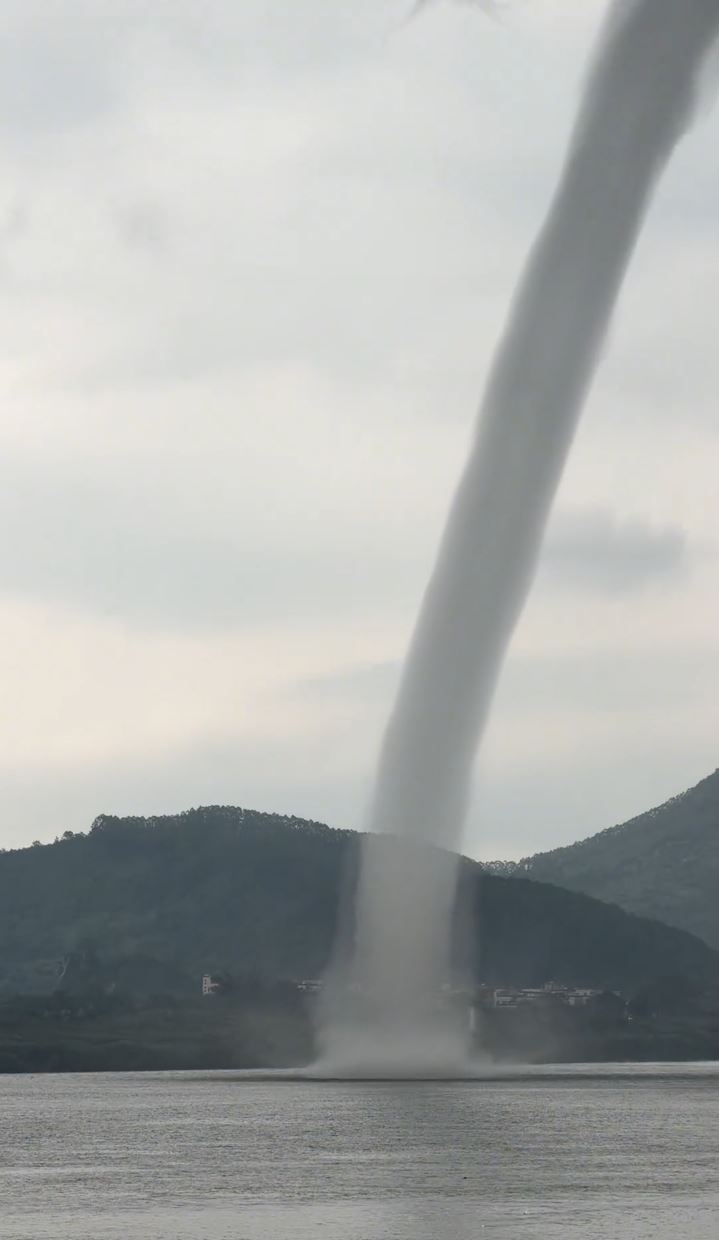 广东云浮罕见地发生水龙卷现象，持续达7分钟。