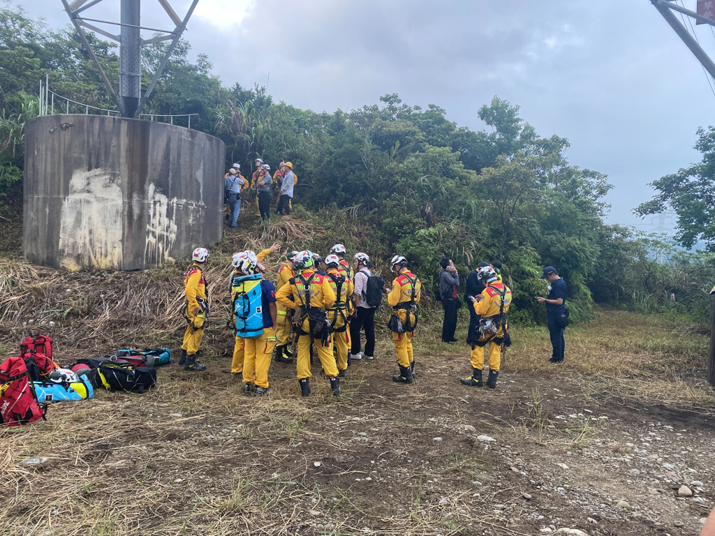 台灣離地20層樓的高壓電纜離奇出現掛屍,消防一時也無法拉下遺體。中時 台灣離地20層樓的高壓電纜離奇出現掛屍,消防一時也無法拉下遺體。中時