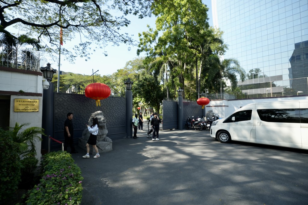 一行人當乘搭專車抵達中國駐泰國大使館，與使館人員會面。