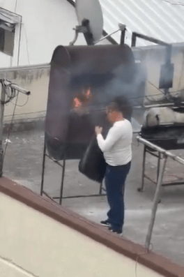 古巴大使館人員在天台焚燒大量文件。(X@Daniel Noboa Azin)