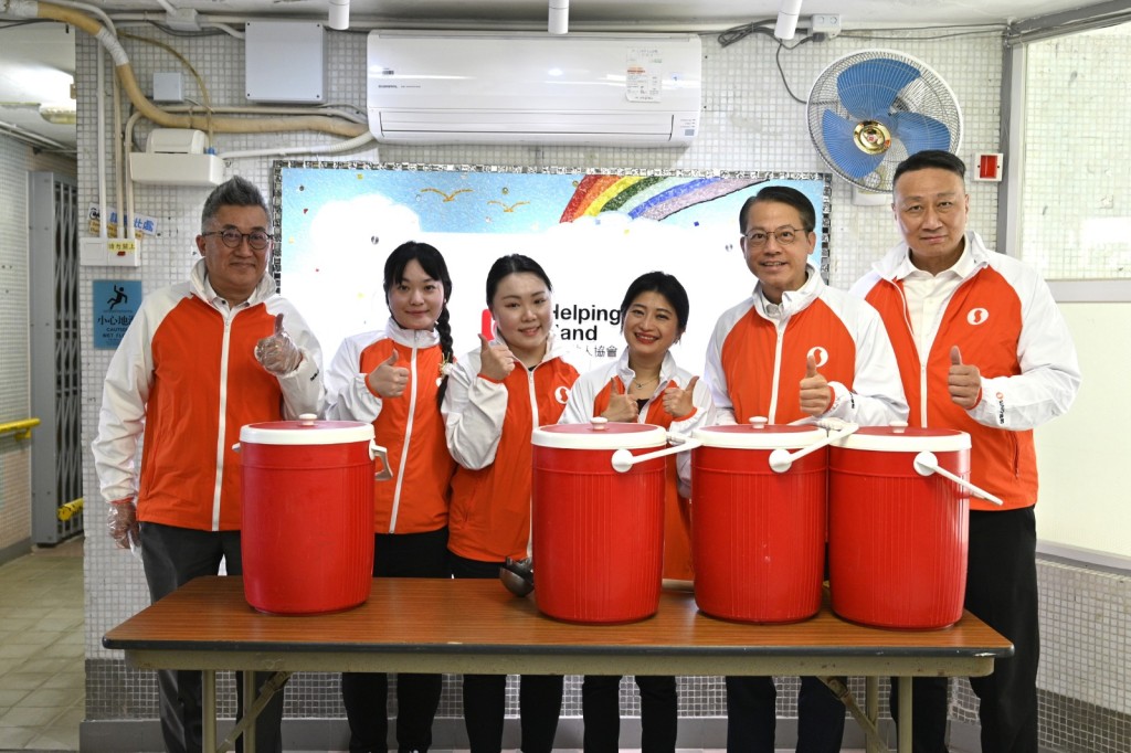 集團連續14年推展「愛心暖湯行動」，製作及送贈窩心熱湯給基層長者。