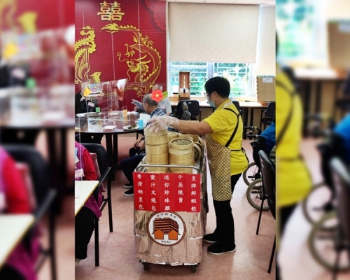 有日間長者護理中心的員工就相當貼心,將中心「打造」成逼真的茶樓。「鄰舍輔導會」Facebook圖片