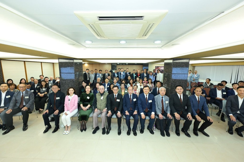 香港中華出入口商會舉辦立法會進出口界候選人論壇,候選人鍾奇峰、李淑媛闡述政綱、回應業界提問。 香港中華出入口商會舉辦立法會進出口界候選人論壇,候選人鍾奇峰、李淑媛闡述政綱、回應業界提問。