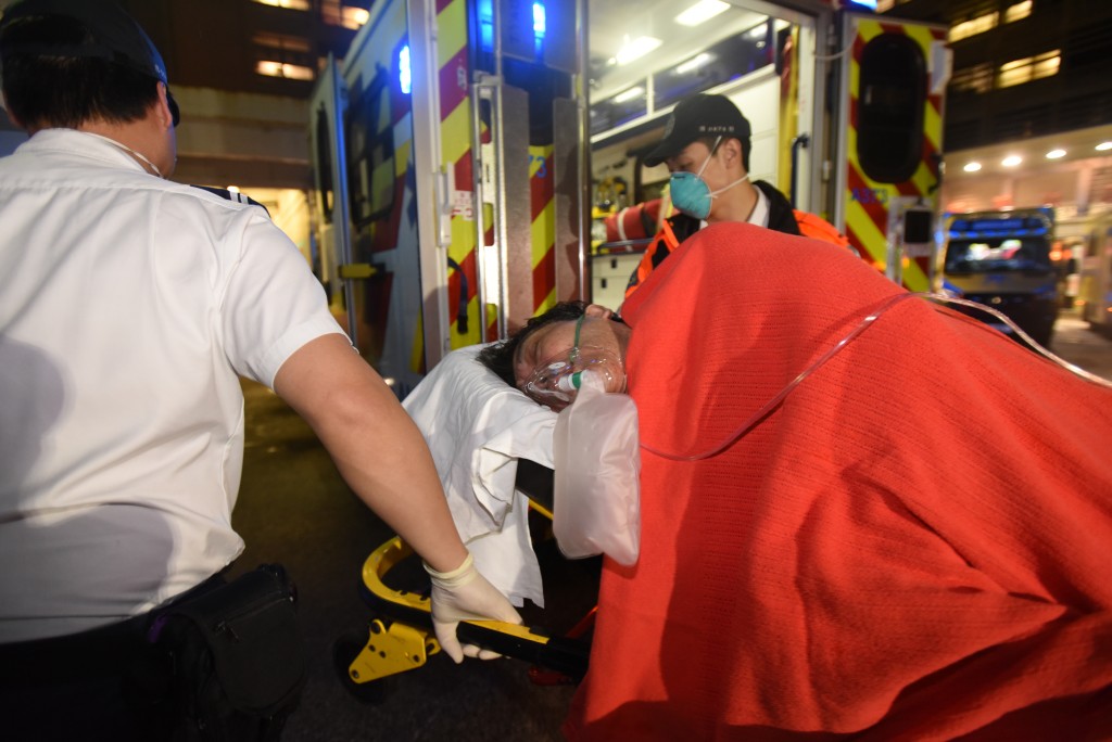 事主清醒由救護車送往伊利沙伯醫院救治。