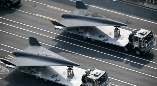 解放军无侦-8高速无人侦察机，以美国航母舰队等为目标。