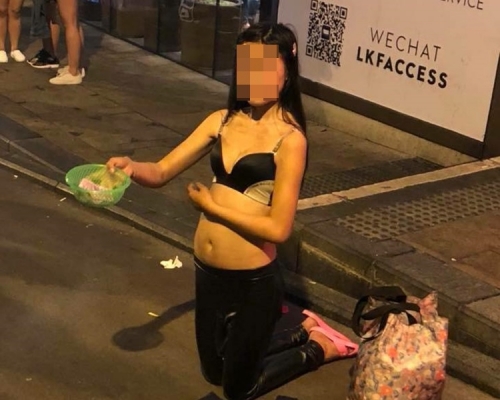 女乞丐穿胸圍跪地行乞。老實香港人圖片