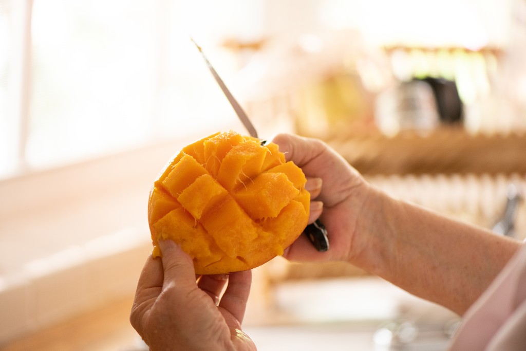 十字鎅豆腐式切芒果法。istock图片