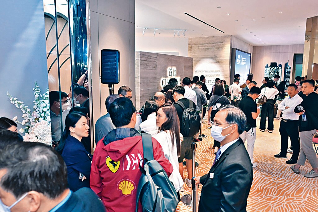 恒基紅磡首匯乘勢昨日進行次輪銷售，銷售處現買樓人潮，情況不俗。