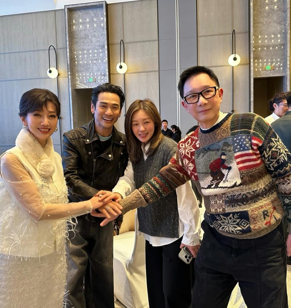 趙雅芝與友人慶祝生日。