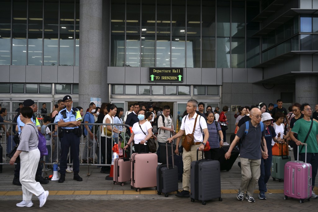 復活清明長假期結束，各個陸路口岸迎來回港人潮高峰。