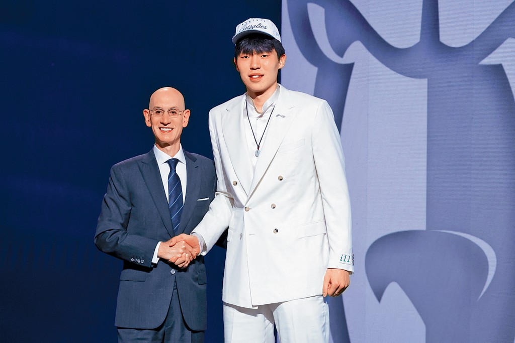 楊瀚森(右)第16位被選中，成為今屆NBA選秀最大驚喜。