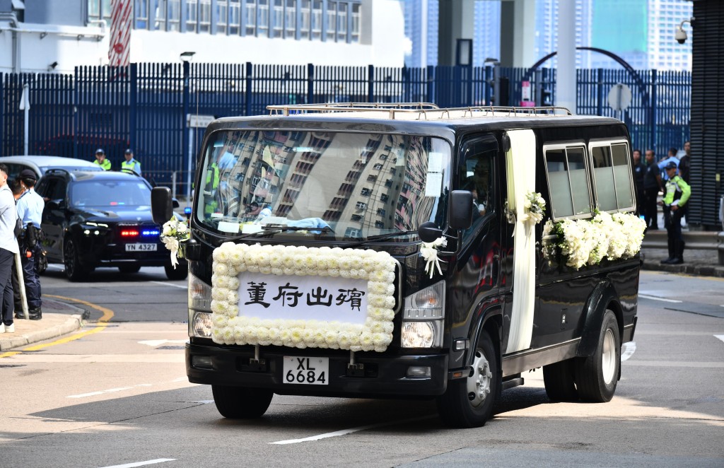 靈車由殯儀館駛出。汪旭峰攝 靈車由殯儀館駛出。汪旭峰攝