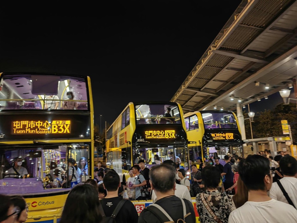 巴士站擠滿等車乘客。（微博＠香港自由行加加）