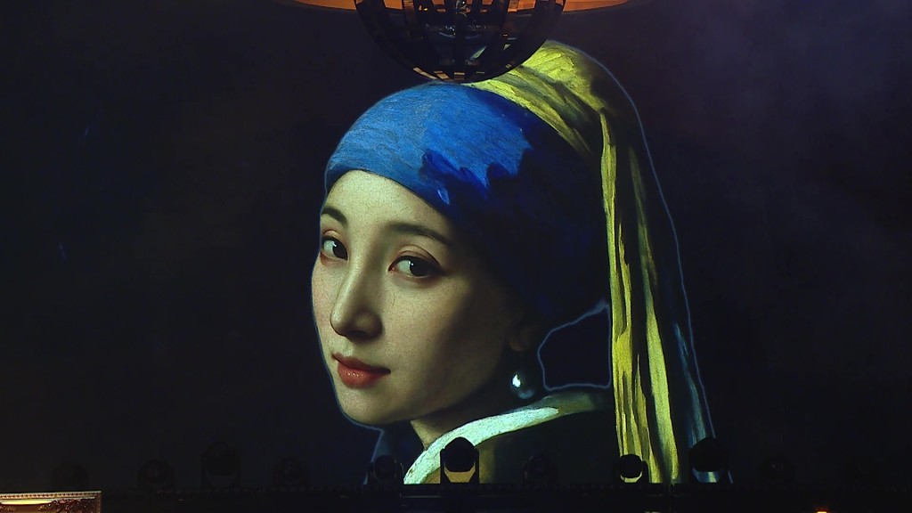 海兒與「戴珍珠耳環的少女」畫作完美融合。 海兒與「戴珍珠耳環的少女」畫作完美融合。