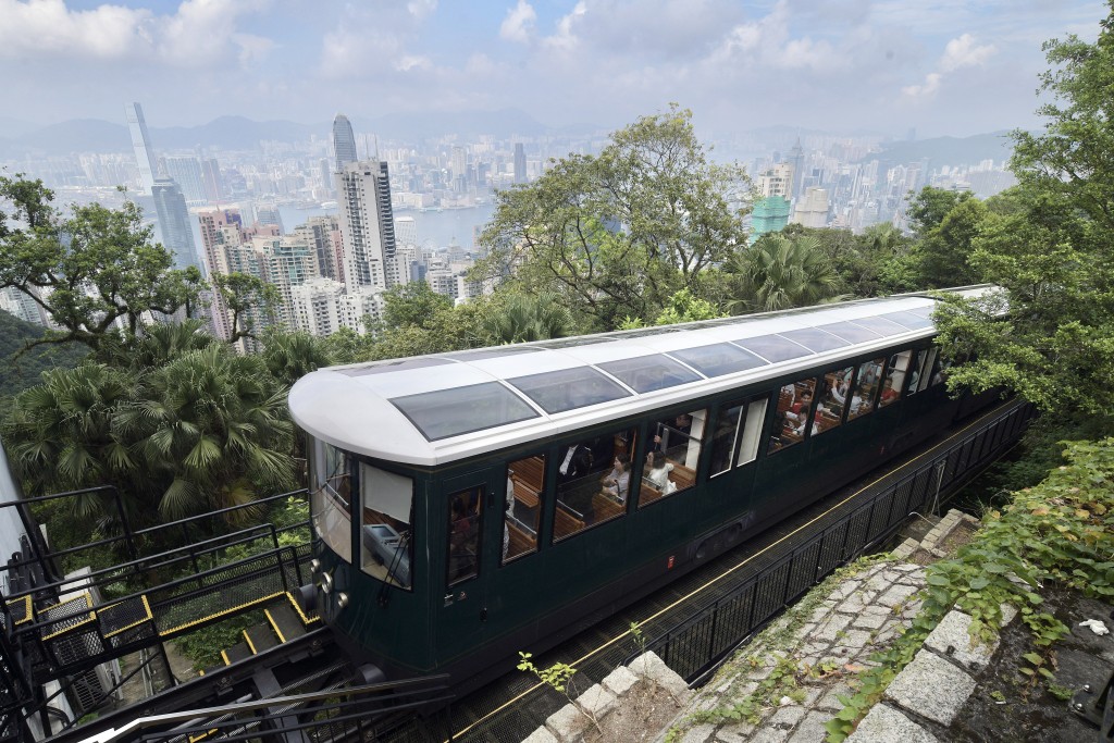 奧運國家隊代表團下午到山頂遊覽。