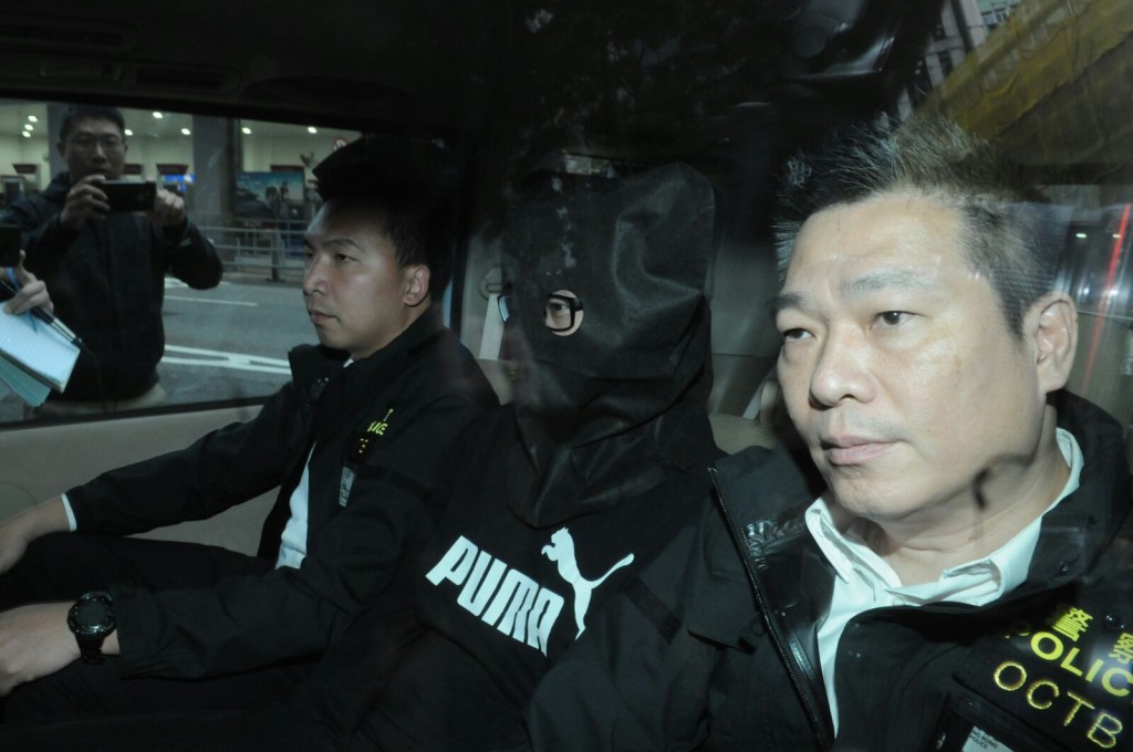 疑犯由警方有組織罪案及三合會調查科探員押返灣仔警察總部扣查。李子平攝