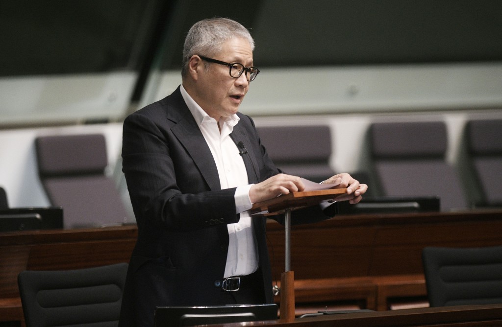 選委界管浩鳴亦關注現時貓狗外出旅行回港檢疫安排。 選委界管浩鳴亦關注現時貓狗外出旅行回港檢疫安排。